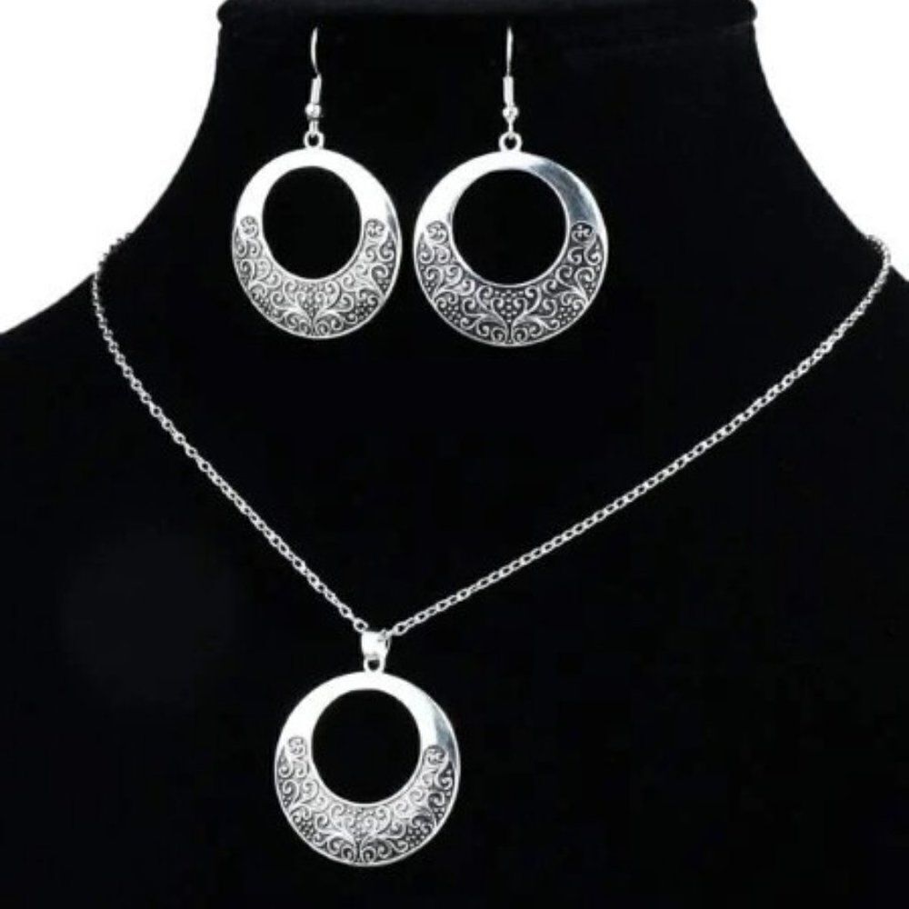 ANTIQUE SILVER PAISLEY DESIGN NECKLACE AND EARRING SET